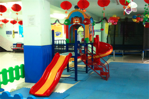 小巨人幼教加盟费用多少钱？