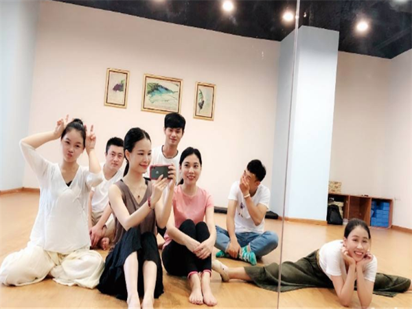 坤派巾帼女子学堂加盟费多少？