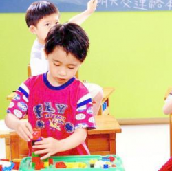 黄红蓝艺术学校加盟电话是多少？