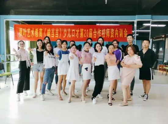 环亚枫叶艺术教育加盟电话是多少？