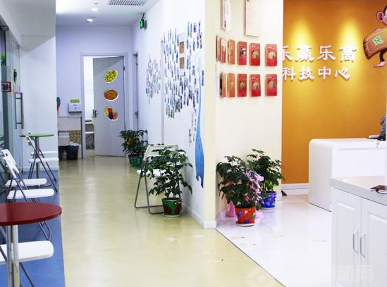 乐赢乐高科技中心加盟费多少钱？