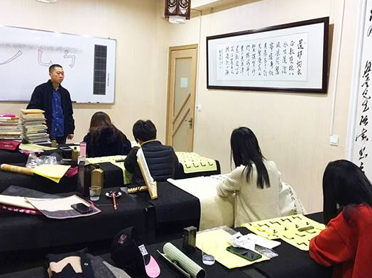 三人行书画院加盟多少钱？