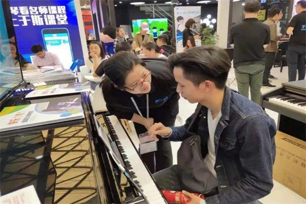 于斯钢琴加盟费多少？
