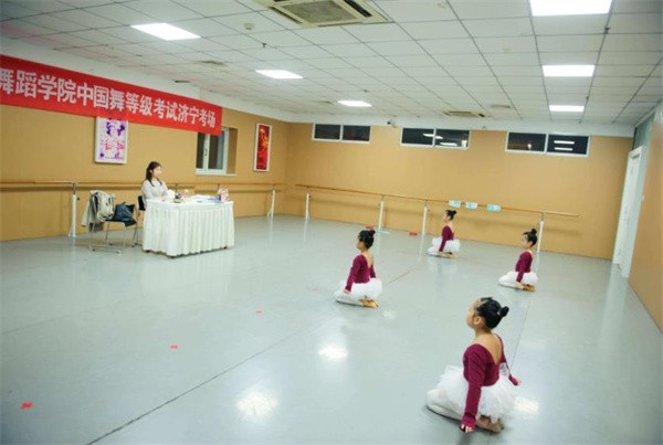 小白鸽舞蹈学校加盟的热线是多少？品牌优势是怎样的？