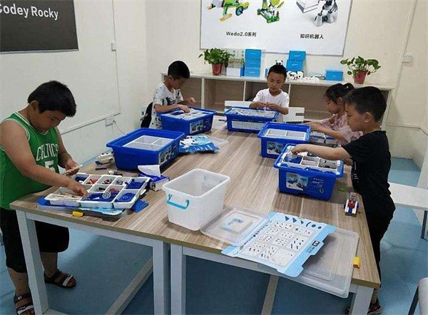 启创机器人加盟热线电话是多少？