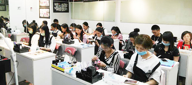 韩国柯模思化妆学校加盟