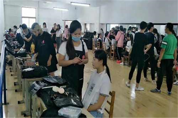 成远化妆培训加盟